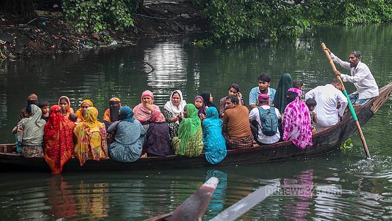 কড়াইল বস্তিতে যাওয়া-আসায় এসব ছোট নৌকায় ১৫ থেকে ২০ জন করে যাত্রী নেওয়া হয়, যা অনেকেই ঝুঁকিপূর্ণ মনে করেন