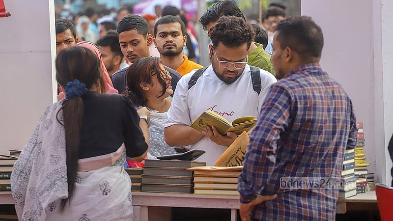 আন্তর্জাতিক মাতৃভাষা দিবসে বইমেলার স্টল ঘুরে ঘুরে পছন্দের বই কেনেন বইপ্রেমীরা