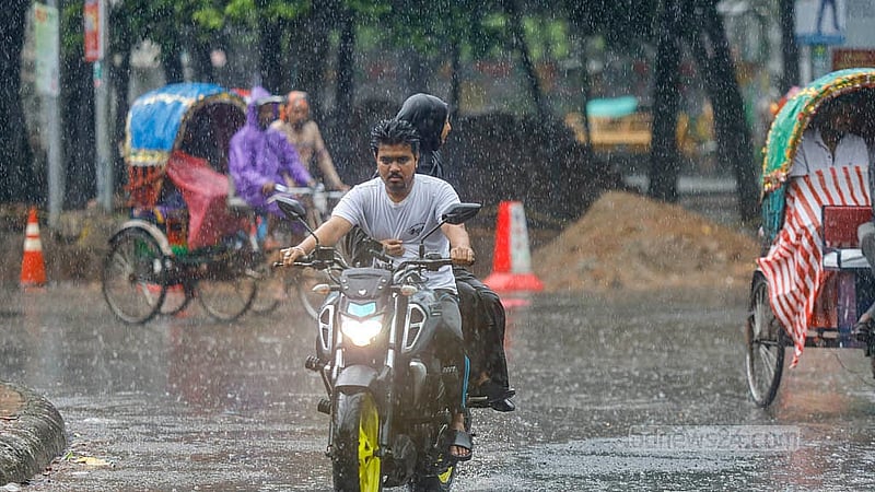 ঢাকা বিশ্ববিদ্যালয় এলাকায় রোববার দুপুরের ঝুম বৃষ্টিতে ভেজার আনন্দে মাতেন অনেকে