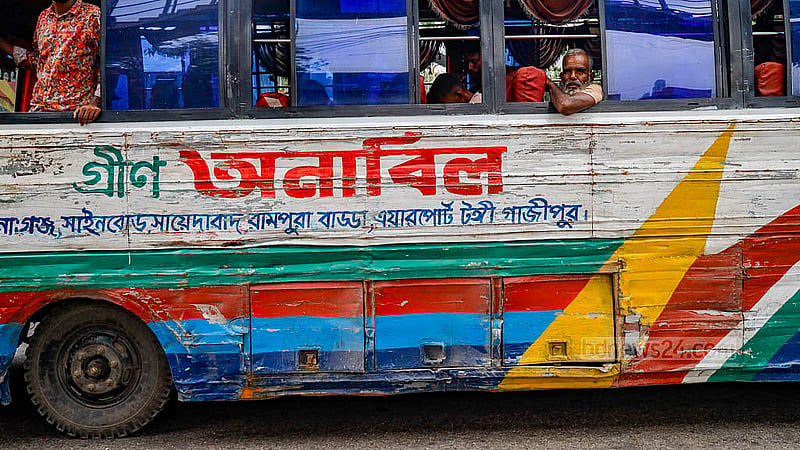 ঢাকায় চলা বাসের বাম্পার থেকে শুরু করে বডি-সব জায়গায় জোড়াতালিই চোখে পড়ে