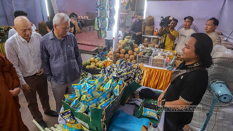 রাজধানীর মিরপুরের শাক্যমুনি বৌদ্ধ বিহারে বুধবার মেলা উদ্বোধনের পর বিভিন্ন স্টল ঘুরে দেখেন উপদেষ্টা সুপ্রদীপ চাকমা
