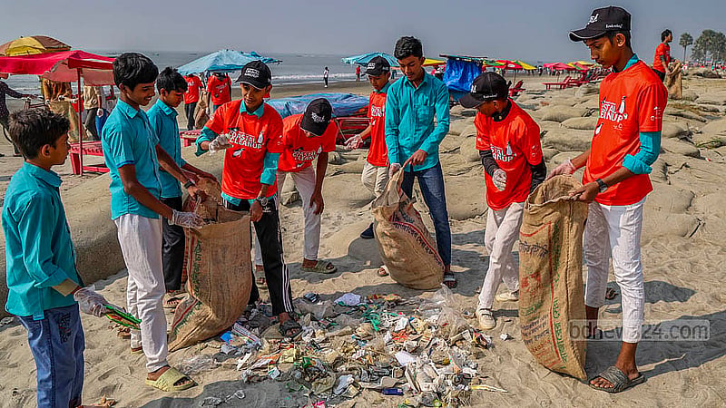 সমুদ্র সৈকতে বর্জ্য পরিষ্কার কাজে কেওক্রাডং বাংলাদেশের সদস্যদের সঙ্গে অংশ নেন কুয়াকাটা বঙ্গবন্ধু মাধ্যমিক বিদ্যালয়ের শিক্ষার্থীরা।