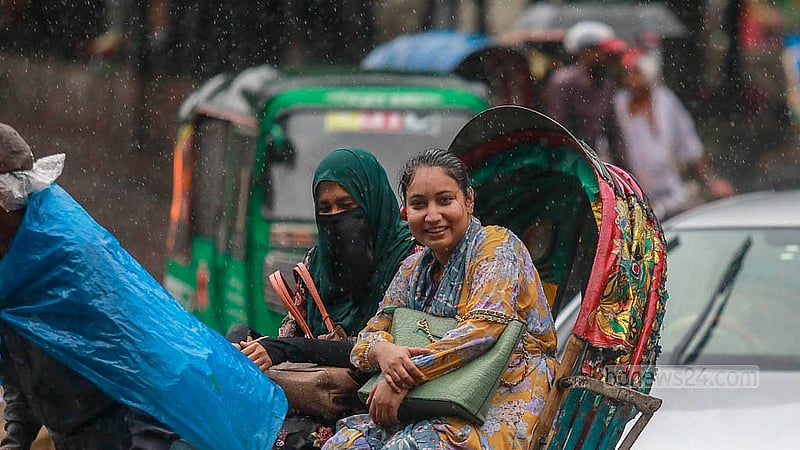 লঘুচাপের কারণে বৃহস্পতিবার দুপুরের ঝুম বৃষ্টিতে ঢাকা বিশ্ববিদ্যালয়ে এলাকায় অনেককে বৃষ্টি উপভোগ করতে দেখা যায়