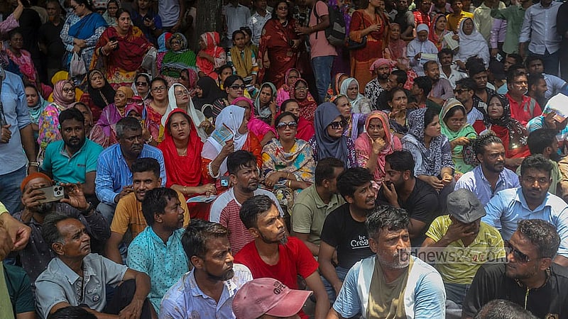 বিএনপি নেতা ইশরাক হোসেনকে ঢাকা দক্ষিণ সিটি করপোরেশনের মেয়র হিসেবে শপথ পড়ানোর দাবিতে মঙ্গলবার নগর ভবনে লাগাতার অবস্থান কর্মসূচি শুরু করেছেন তার সমর্থকরা
