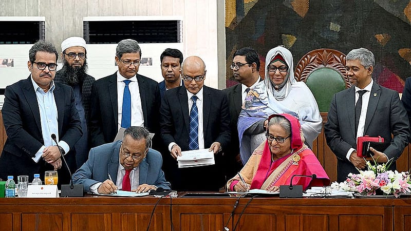 জাতীয় সংসদ ভবনে বৃহস্পতিবার মন্ত্রিসভার বিশেষ বৈঠক শেষে ২০২৪-২৫ অর্থবছরের প্রস্তাবিত বাজেটে সই করেন প্রধানমন্ত্রী শেখ হাসিনা