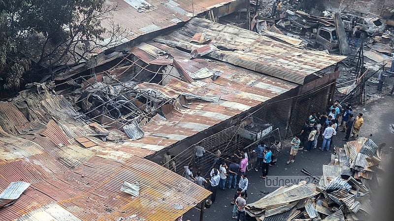 রাজধানীর খিলগাঁওয়ে তালতলা মার্কেটর কাছে শুক্রবার রাতে অগ্নিকাণ্ডে ক্ষতিগ্রস্ত হয় কয়েকটি গ্যারেজ, দোকান ও স মিল