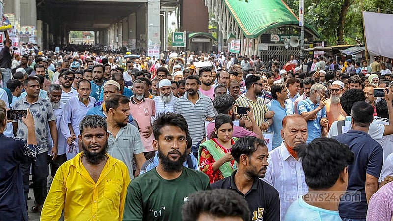 ইশরাক হোসেনকে ঢাকা দক্ষিণ সিটি করপোরেশনের মেয়রের দায়িত্ব বুঝিয়ে দেওয়ার দাবিতে শনিবার নগর ভবন থেকে সচিবালয়মুখী বিক্ষোভ মিছিল শিক্ষা ভবনের সামনে পুলিশ আটকে দিলে বিক্ষোভকারীরা জাতীয় প্রেস ক্লাবের সামনে অবস্থান নেন
