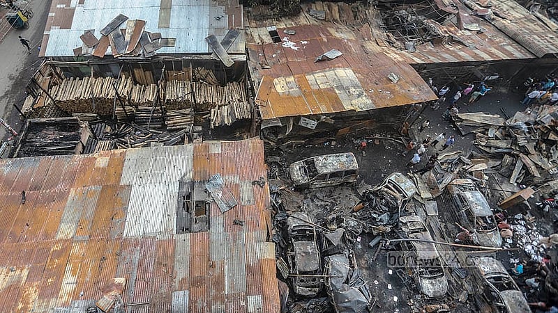 রাজধানীর খিলগাঁওয়ে তালতলা মার্কেটর কাছে শুক্রবার রাতে অগ্নিকাণ্ডে ক্ষতিগ্রস্ত হয় কয়েকটি গ্যারেজ, দোকান ও স মিল