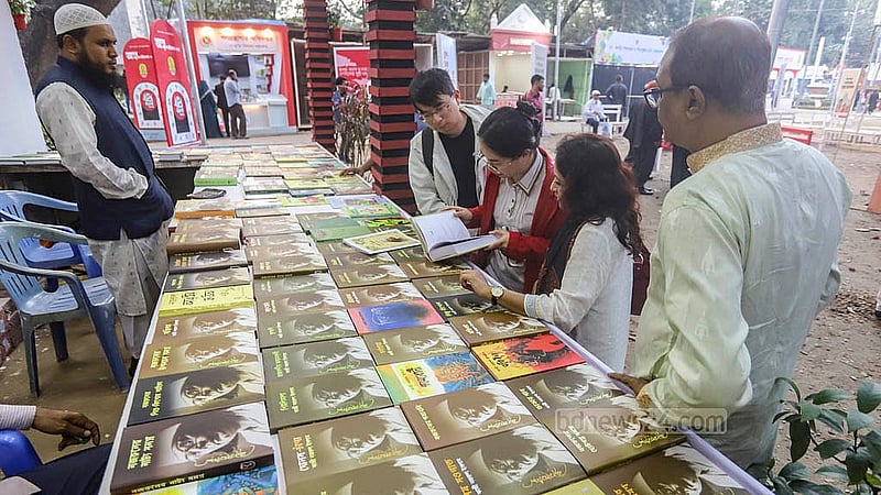একুশে বইমেলার বাংলা একাডেমি প্রাঙ্গনে বিদেশিদের আনাগোনোও ছিল