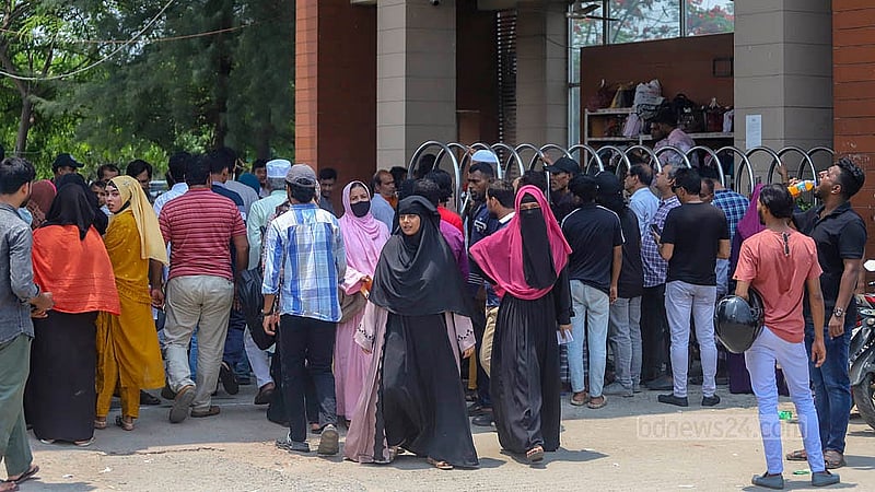ঢাকা কেন্দ্রীয় কারাগারে বন্দীদের সাক্ষাৎ পেতে প্রবেশ গেইটে অপেক্ষায় স্বজনেরা