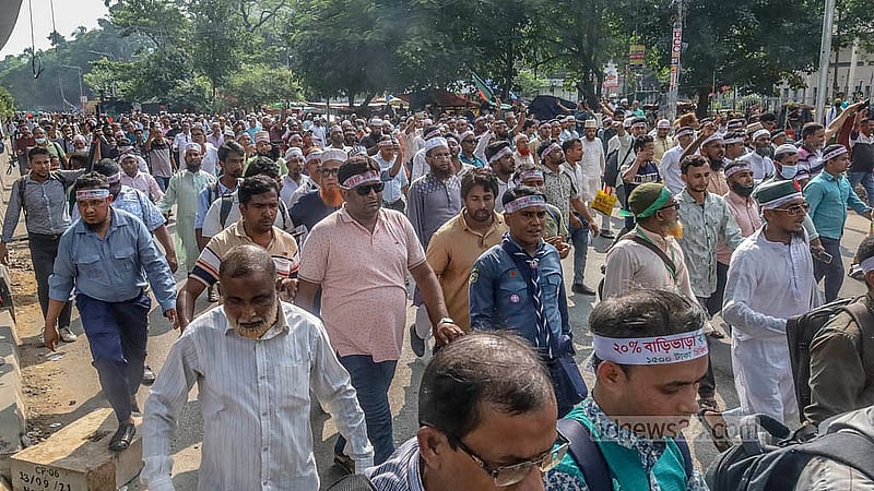 দাবি আদায়ে বুধবার কেন্দ্রীয় শহীদ মিনার চত্বর থেকে শাহবাগের দিকে মিছিল নিয়ে আসেন আন্দোলনকারী এমপিভুক্ত শিক্ষা প্রতিষ্ঠানের শিক্ষক-কর্মচারীরা