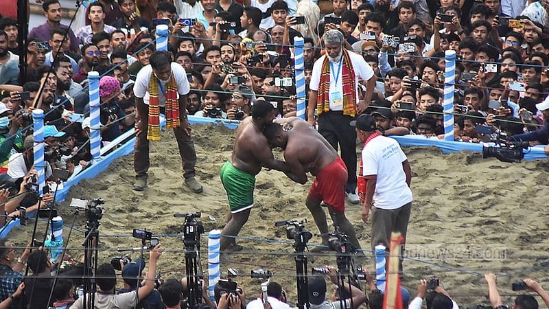 চট্টগ্রামের লালদীঘি ময়দানে শুক্রবার জব্বারের বলী খেলায় লড়ছেন কুমিল্লার দুই কুস্তিগীর বাঘা শরীফ ও রাশেদ