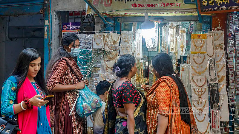 দুর্গাপূজা উপলক্ষে ঢাকার শাঁখারিবাজারে পূজার বিভিন্ন উপকরণ কিনতে এসেছেন ক্রেতারা