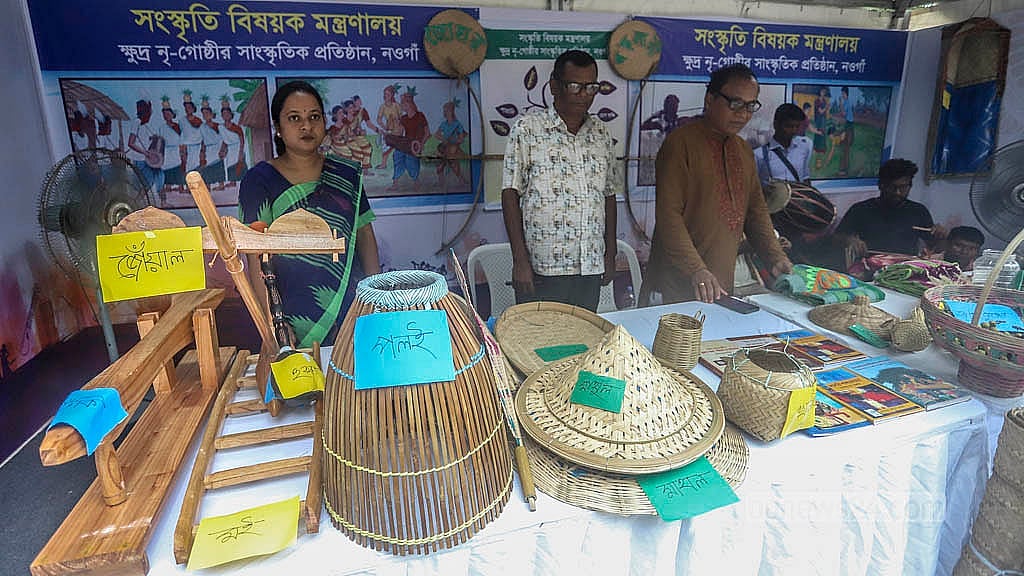 বাংলা একাডেমি প্রাঙ্গণে ‘সকল জাতিগোষ্ঠীর সাংস্কৃতিক ঐতিহ্যের প্রদর্শনীতে’ বিভিন্ন নৃ-গোষ্ঠীর স্টলে স্থান পেয়েছে তাদের ঐতিহ্যবাহী নানা জিনিসপত্র
