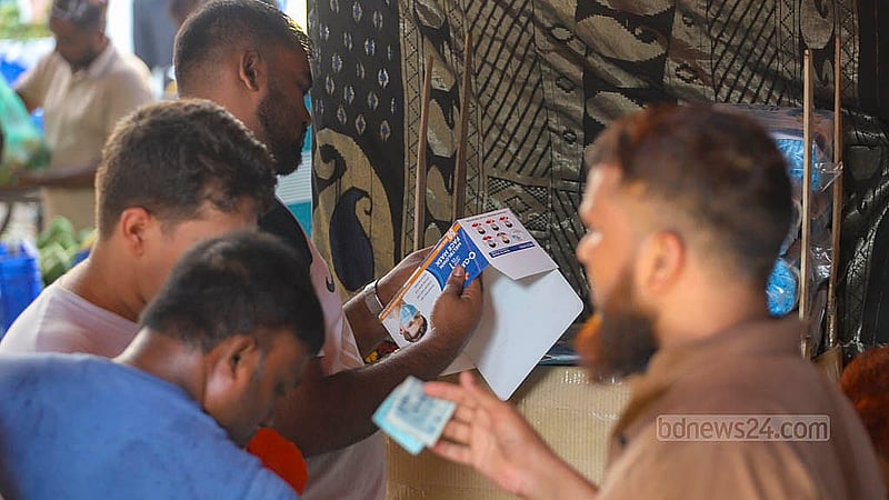 রাজধানীর বাবুবাজার ব্রিজের নিচে পাইকারি বাজারে বিভিন্ন ব্র্যান্ডের মাস্কের খালি বক্স। নিন্ম মানের মাস্ক কিনে এসব বক্সে ভরে বিক্রি করবেন দোকানিরা