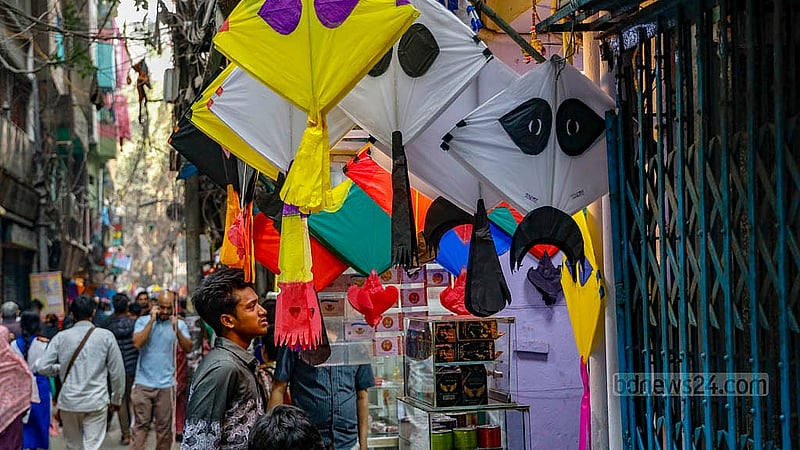 শাঁখারীবাজারে ঘুড়ি সাজিয়ে রাখছেন এক দোকানি। কাগজের যে ঘুড়ির দাম আগে ছিল ৫ টাকা তা এখন বেড়ে হয়েছে ১০ টাকা। নকশা করা ঘুড়ির দাম ১৫-২৫ টাকা আর বড় আকারেরগুলোর দাম শুরু ২৫ টাকা থেকে