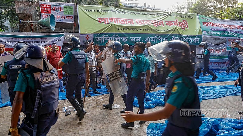 ঢাকায় জাতীয় প্রেস ক্লাবের সামনে রোববার বিকালে অবস্থান নেওয়া নন এমপিও শিক্ষকদের সরিয়ে দেয় পুলিশ