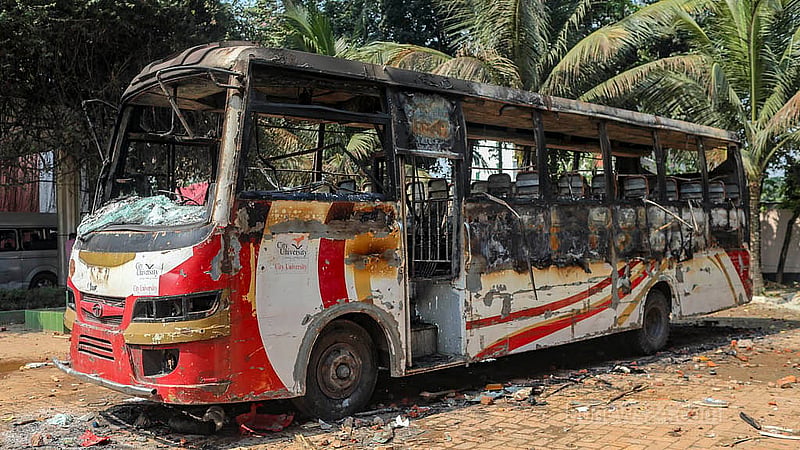 ঢাকার সাভার উপজেলার খাগান এলাকায় ড্যাফোডিল ইন্টারন্যাশনাল ইউনিভার্সিটি ও সিটি ইউনিভার্সিটির শিক্ষার্থীদের মধ্যে রোববার রাতভর সংঘর্ষ চলে। একপর্যায়ে সিটি ইউনিভার্সিটির কয়েকটি বাসে অগ্নিসংযোগ করা হয়।