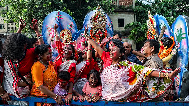 মাতৃরূপী দেবীর দেবালয়ে ফেরার দিনে রোববার ঢাকের বাদ্যর সঙ্গে তাল মিলিয়ে নেচে-গেয়ে ঢাকার বছিলায় বুড়িগঙ্গা নদীর পাড়ে প্রতিমা বিসর্জনের মধ্য দিয়ে বিদায় জানাতে আসেন সনাতন ধর্মালম্বীরা