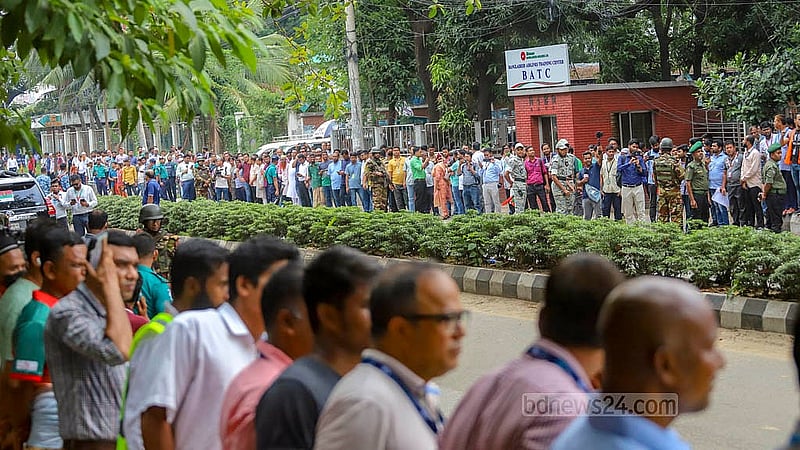 বিএনপি চেয়ারপারসন খালেদা জিয়াকে স্বাগত জানাতে ঢাকার হযরত শাহজালাল আন্তর্জাতিক বিমানবন্দরের ৮ নম্বর গেইটের বাহিরে নেতাকর্মীরা অবস্থান নেন