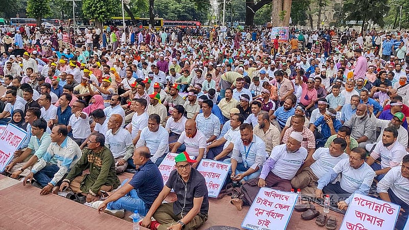 ঢাকায় কেন্দ্রীয় শহীদ মিনার প্রাঙ্গণে শনিবার ‘প্রাথমিক সহকারী শিক্ষক সংগঠন ঐক্য পরিষদের’ মহাসমাবেশে বিভিন্ন জেলা থেকে যোগ দেন শিক্ষকরা