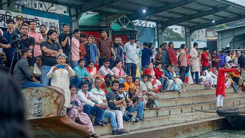প্রতিমা বিসর্জন দেখতে বৃহস্পতিবার ঢাকার ওয়াইজঘাটে বুড়িগঙ্গা নদীর পাড়ে মানুষের ভিড়