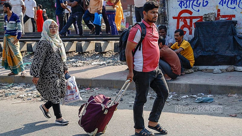 একদিকে সড়ক বন্ধ, অন্যদিকে বন্ধ করে রাখা হয়েছে উড়াল সড়ক; কোনোভাবেই যানবাহন চলাচলের সুযোগ নেই। হেঁটে গন্তব্যে ছোটেন অনেকেই