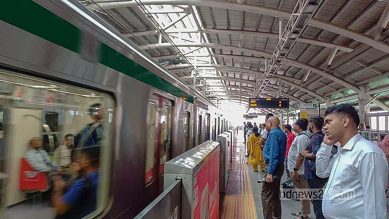 রাজধানীর মিরপুর ১১ স্টেশনে রোববার সকালে মেট্রোরেলে ওঠার অপেক্ষায় যাত্রীরা