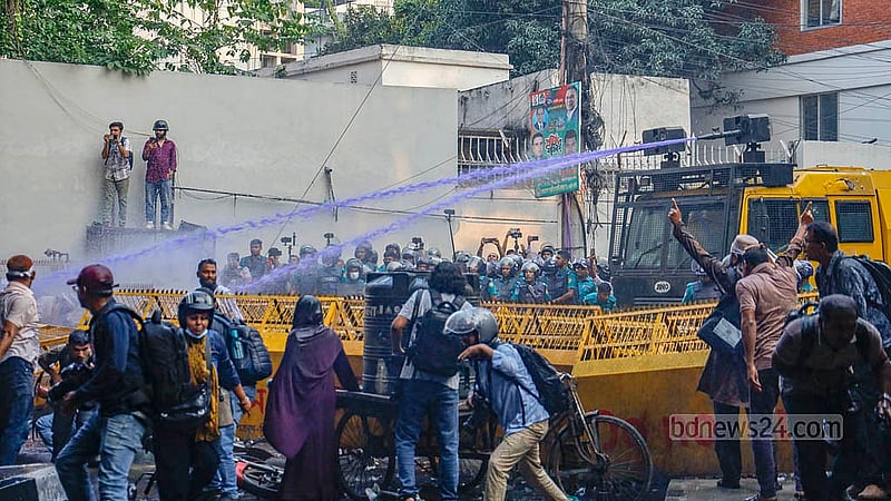 ঢাকায় জাতীয় প্রেস ক্লাবের সামনে থেকে রোববার বিকালে ‘সম্মিলিত নন-এমপিও ঐক্য পরিষদ’ ব্যানারে মিছিল শুরু হয়। আন্দোলনকারী শিক্ষকরা সচিবালয়ের দিকে গেলে তাদের ছত্রভঙ্গ করতে সাউন্ড গ্রেনেড ও জলকামান ব্যবহার করে পুলিশ