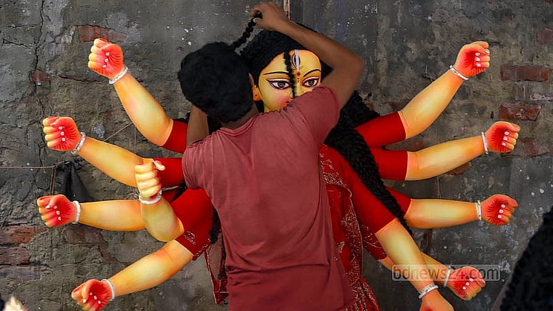 রঙিন কাপড়ে সাজছে দেবী দুর্গা; সোমবার রাজধানীর বাংলাবাজার শ্রী শ্রী প্রাণ বল্লভ জিঁউ মন্দিরে প্রতিমা প্রস্তুতে ব্যস্ত সময় পার করছেন কারিগররা