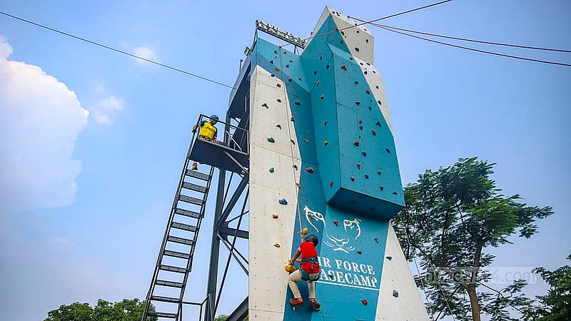 রাজধানীর আগারগাঁও বিমান বাহিনী জাদুঘরের এয়ার ফোর্স বেইস ক্যাম্পে আছে ওয়াল ক্লাইম্বিংয়ের ব্যবস্থাও