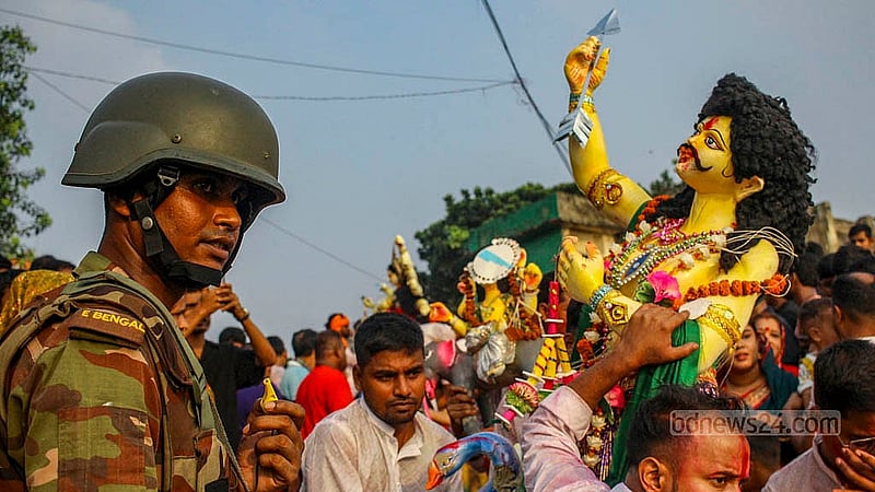 ঢাকা বছিলায় বুড়িগঙ্গা নদীতে রোববার প্রতিমা বিসর্জনের স্থানে ছিল সেনাবাহিনীর কঠোর নজরদারি