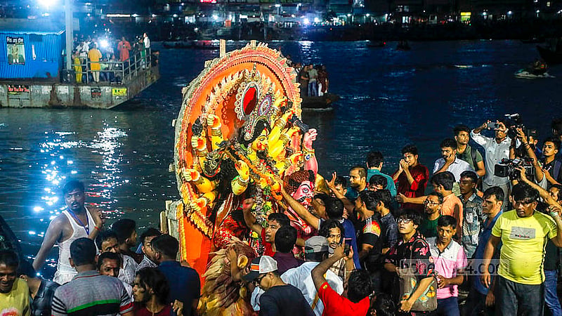 বিসর্জনের মধ্য দিয়ে দেবী দুর্গাকে এক বছরের জন্য বিদায় জানাতে রাজধানীর বিভিন্ন মন্দিরের প্রতিমা নেওয়া হয় ওয়াইজঘাটে বুড়িগঙ্গা নদীতে