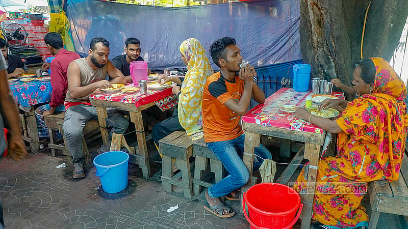ঢাকা মেডিকেল কলেজ হাসপাতালে আসা রোগী ও তাদের স্বজনরাও ফুটপাতের এসব খাবার কিনে খান
