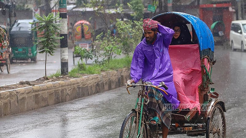 ঢাকায় বৃষ্টির মধ্যে শরীরে পলিথিন জড়িয়ে রিকশা চালান অনেকে। সোমবার মীরহাজিরবাগ এলাকা থেকে তোলা