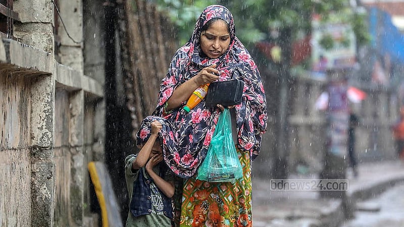 সাগরে লঘুচাপের প্রভাবে মঙ্গলবার রাজধানীতে দিনভর বৃষ্টিতে বিপাকে পড়েন পথচারীরা