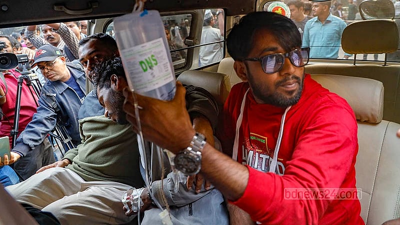 স্বতন্ত্র বিশ্ববিদ্যালয়ের স্বীকৃতিসহ সাত দাবিতে অনশন করা সরকারি তিতুমীর কলেজের দুই শিক্ষার্থী অসুস্থ হয়ে পড়লে শনিবার তাদের হাসপাতালে নেওয়া হয়