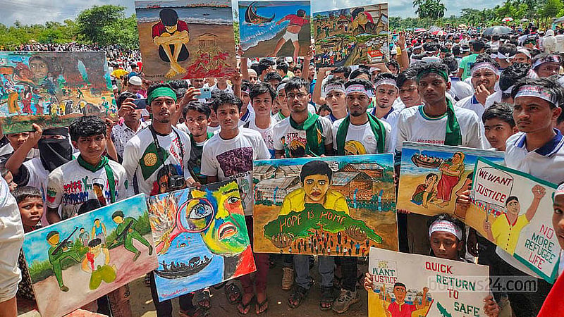 রোহিঙ্গাদের ভিটেমাটি ছাড়ার আট বছর পূর্ণ হয় সোমবার। এ উপলক্ষে কক্সবাজারের আশ্রয়শিবিরে বিভিন্ন প্ল্যাকার্ড হাতে রোহিঙ্গারা