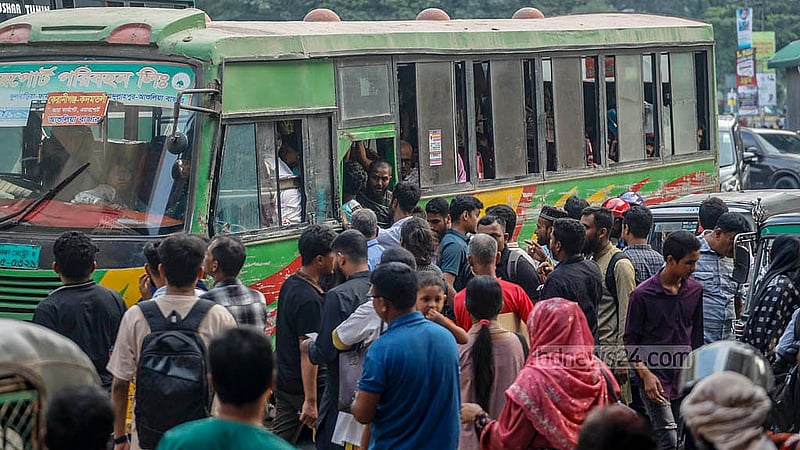 ফার্মগেট এলাকায় মেট্রো লাইনের বিয়ারিং প্যাড খুলে পড়ায় রোববার দুপুরে মেট্রোরেল চলাচল বন্ধ হয়ে যায়। এর প্রভাবে যাত্রীদের চাপ বেড়ে যায় ঢাকার গণপরিবহনে। কারওয়ানবাজার এলাকা থেকে তোলা