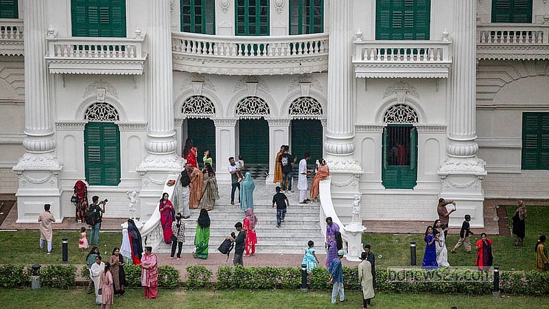 পুরান ঢাকার টিকাটুলির কে এম দাস লেনের ঐতিহাসিক রোজ গার্ডেন প্রাঙ্গণে দর্শনার্থীর ভিড়