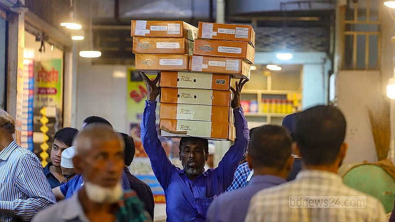 পুরান ঢাকার বাদামতলি ঘাটে খেজুর নিয়ে শ্রমিকদের ব্যস্ততা