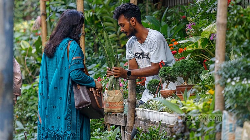 ফুটপাত ও এর পাশের নার্সারিগুলো বর্ষায় সবুজে ছেয়ে গেছে। গাছ লাগানোর উপযুক্ত সময় বলে নার্সারিগুলোতে বেচাকেনাও বেড়েছে