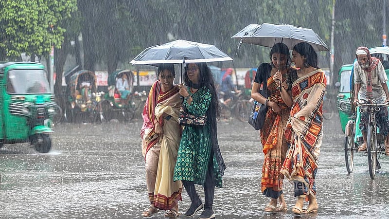 মৌসুমি বায়ুর প্রভাবে বুধবার দুপুরের বৃষ্টিতে ছাতা হাতে ঢাকা বিশ্ববিদ্যালয় এলাকায় কয়েকজন তরুণী