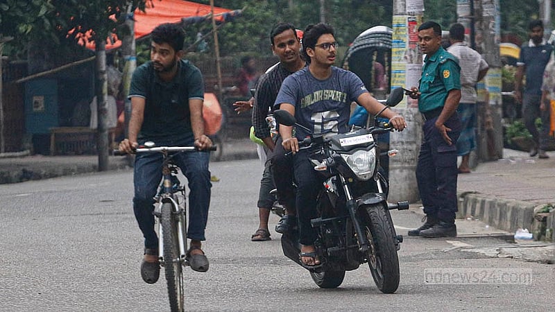 দেশে ট্রাফিক আইনে মোটরসাইকেল চালানোর সময় হেলমেট পরা বাধ্যতামূলক হলেও তা মানতে চান না অনেক চালক
