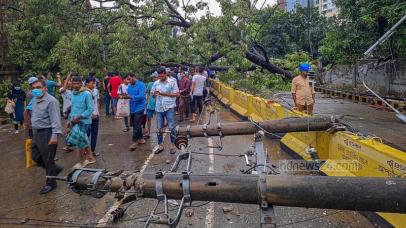 চট্টগ্রামে সোমবার দুপুরে কালবৈশাখী ঝড়ে জাকির হোসেন রোডে বিদ্যুতের খুঁটি ও গাছ ভেঙ্গে পড়লে গাড়ি চলাচল বন্ধ হয়ে যায়