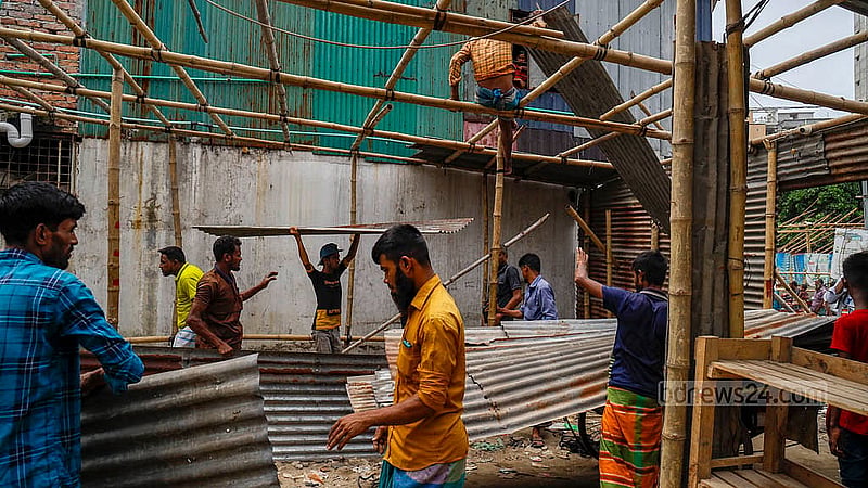 ঢাকার মোহাম্মদপুরের রামচন্দ্রপুর খালের উপর গড়ে তোলা ঘর থেকে বৃহস্পতিবার সকালে টিন খুলতে শুরু করেন বাসিন্দারা। ডিএনসিসির অভিযানের আগেই সরে যাওয়ার চেষ্টা করেন তারা