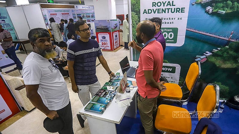 রাজধানীর আগারগাঁওয়ে পর্যটন ভবনে হাউজবোট মেলায় স্টল ঘুরে ঘুরে বিভিন্ন প্যাকেজ সম্পর্কে জানছেন ভ্রমণপিপাসুরা। এমন আয়োজন এবারই প্রথম