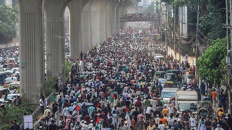 গাজায় ইসরায়েলি বাহিনীর বর্বরোচিত হামলার প্রতিবাদ ও আগ্রাসনের বিরুদ্ধে শনিবার ফিলিস্তিনের জনগণের প্রতি সংহতি জানিয়ে ‘মার্চ ফর গাজা’ গণসমাবেশে মানুষের ঢল। বাংলামোটর এলাকা থেকে তোলা