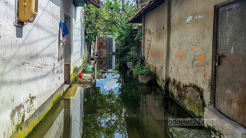 সড়কের পাশে বাড়ি নাকি খালের পাশে বাড়ি, কুমিল্লার চাঁনপুরে জলাবদ্ধ অবস্থায় সেটি বোঝা মুশকিল