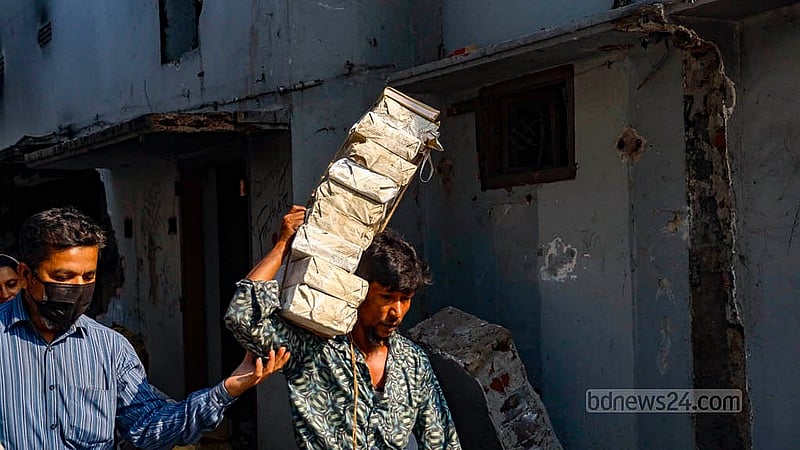ধানমন্ডির ৩২ নম্বরে শেখ মুজিবের বাড়ির জাদুঘরে থাকা লাইব্রেরি থেকে যে যার মত নিয়ে গেছেন বই